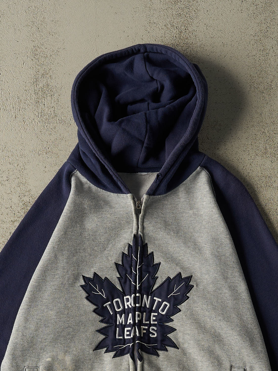 Vintage Y2K Grey Toronto Maple Leafs Zip Up Hoodie (XL)