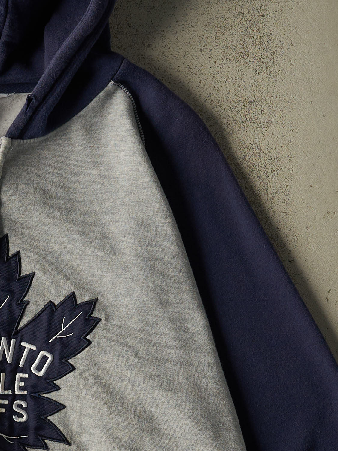 Vintage Y2K Grey Toronto Maple Leafs Zip Up Hoodie (XL)
