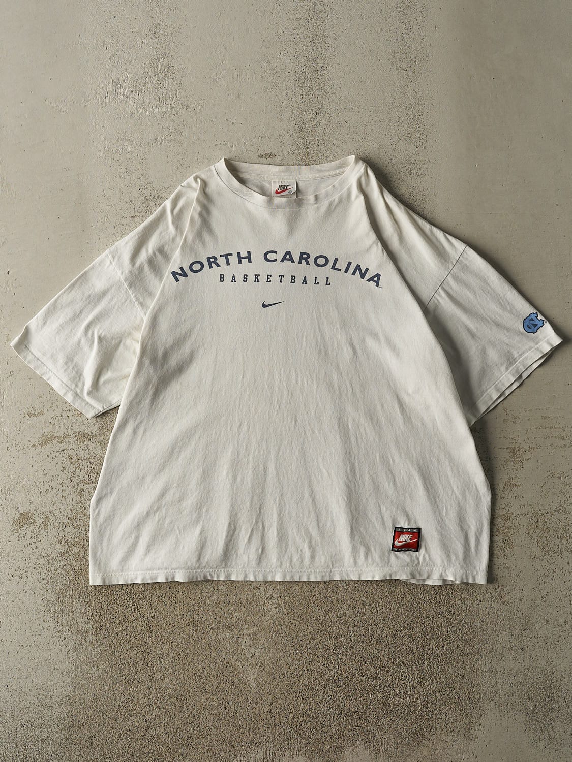 Vintage 90s White University of North Carolina Basketball Nike Tee (XL/XXL)