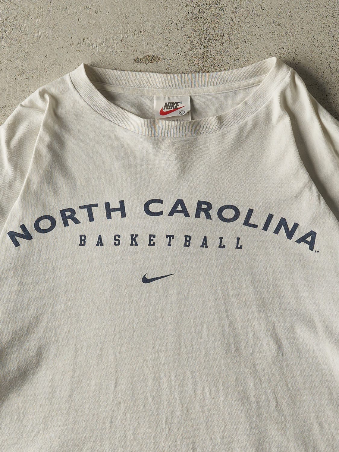 Vintage 90s White University of North Carolina Basketball Nike Tee (XL/XXL)