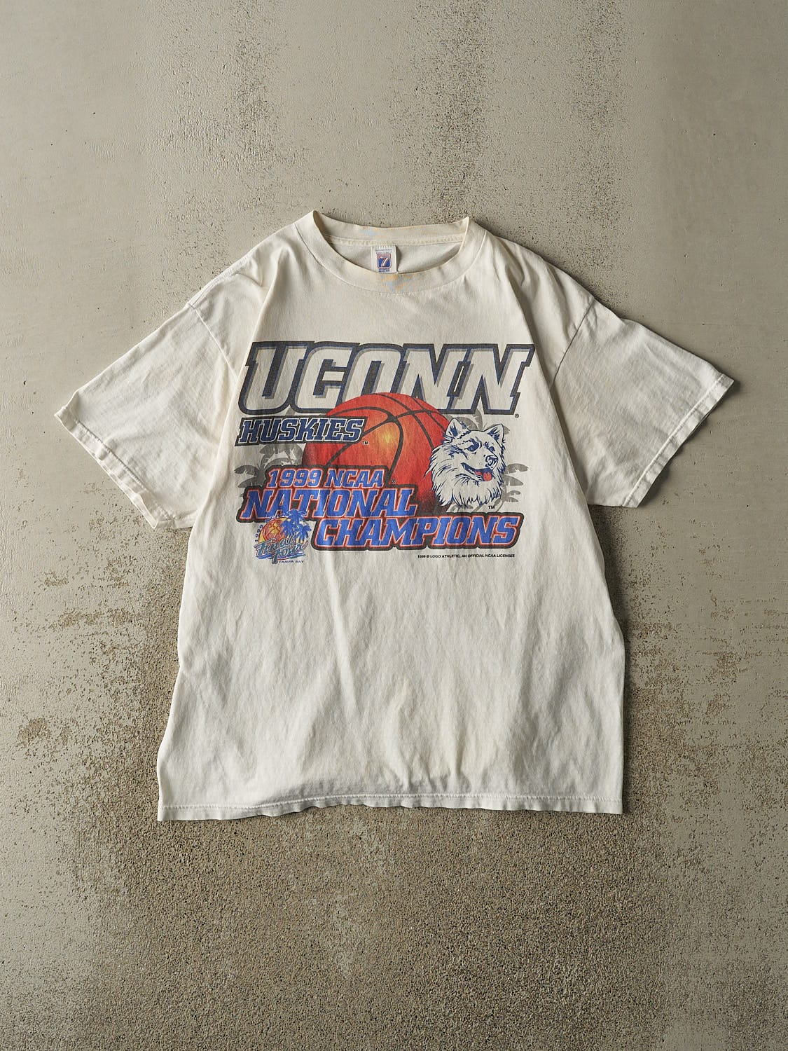 Vintage 99' White University of Connecticut Huskies Basketball Tee (L)