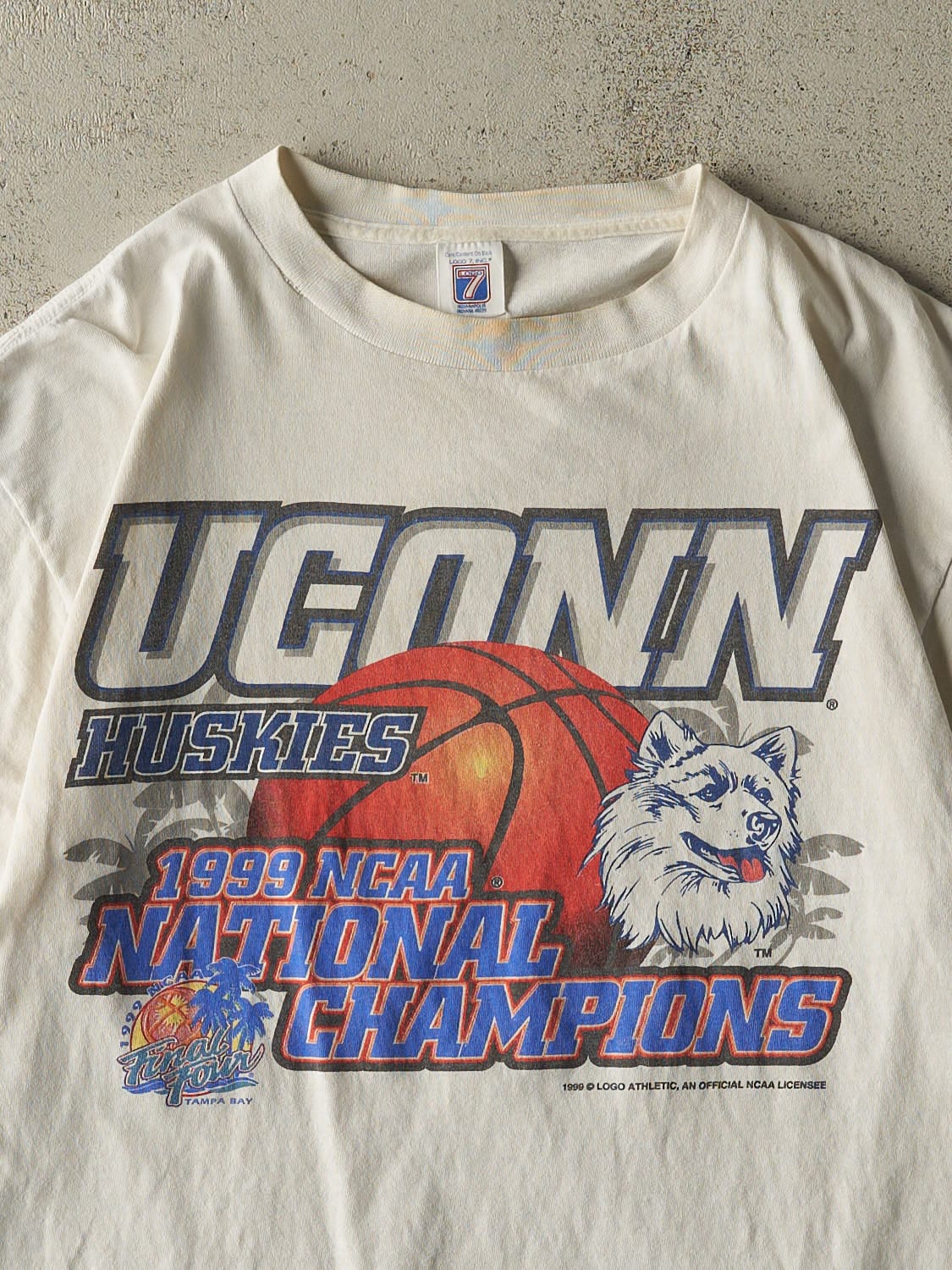 Vintage 99' White University of Connecticut Huskies Basketball Tee (L)