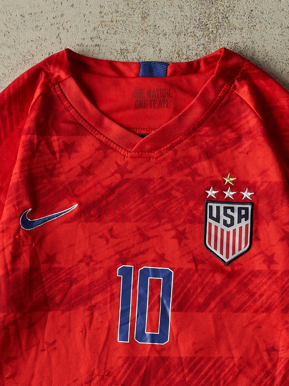 Vintage Y2K Red Nike USA #10 Lloyd Soccer Jersey (S)