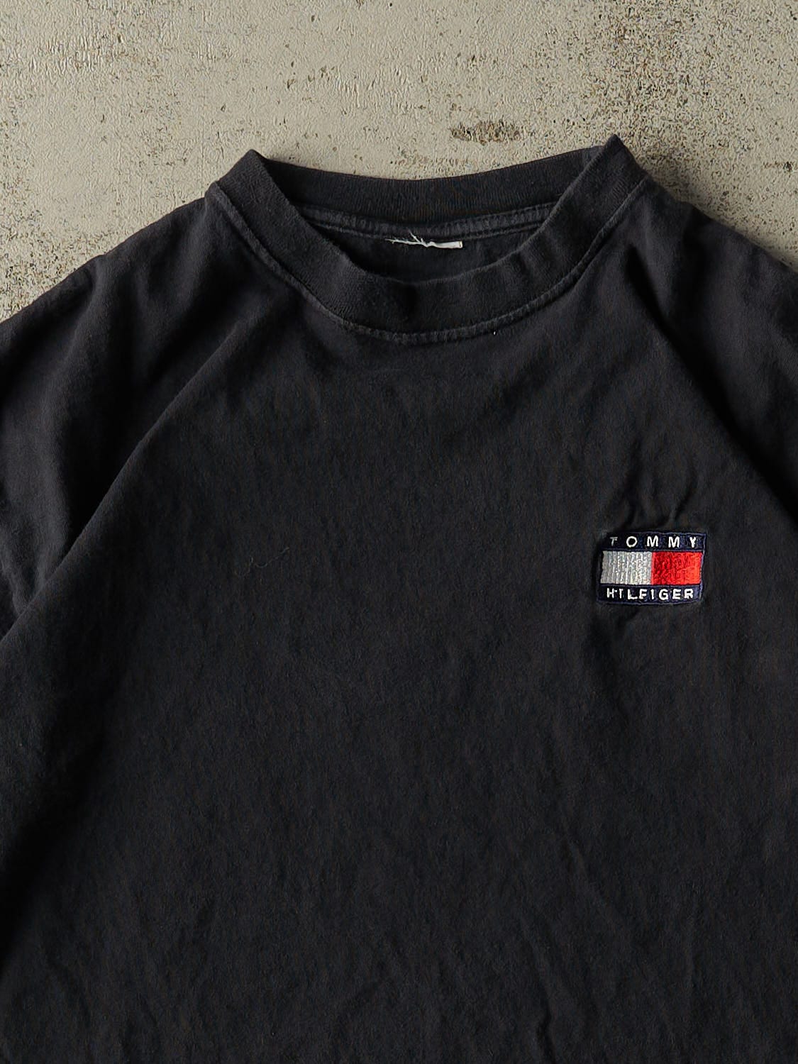 Vintage 90s Black Tommy Hilfiger Embroidered Tee (L/XL)