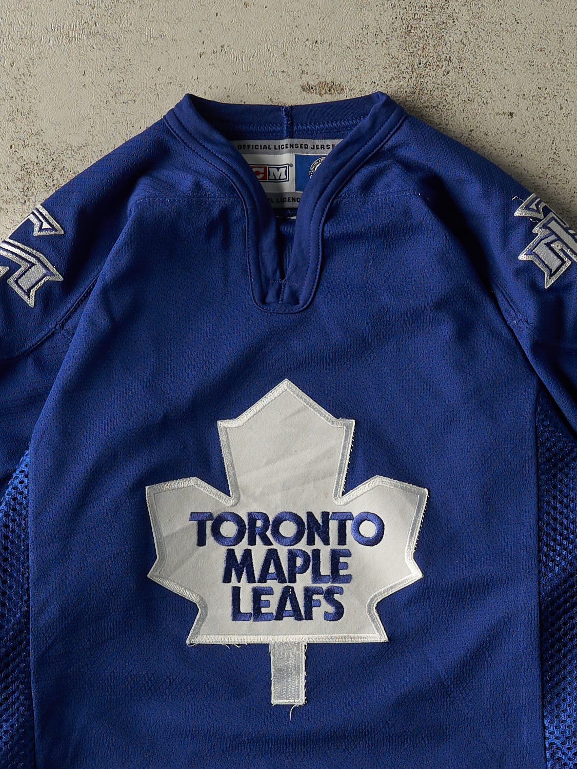 Vintage Y2K Blue Toronto Maple Leafs Hockey Jersey (M)