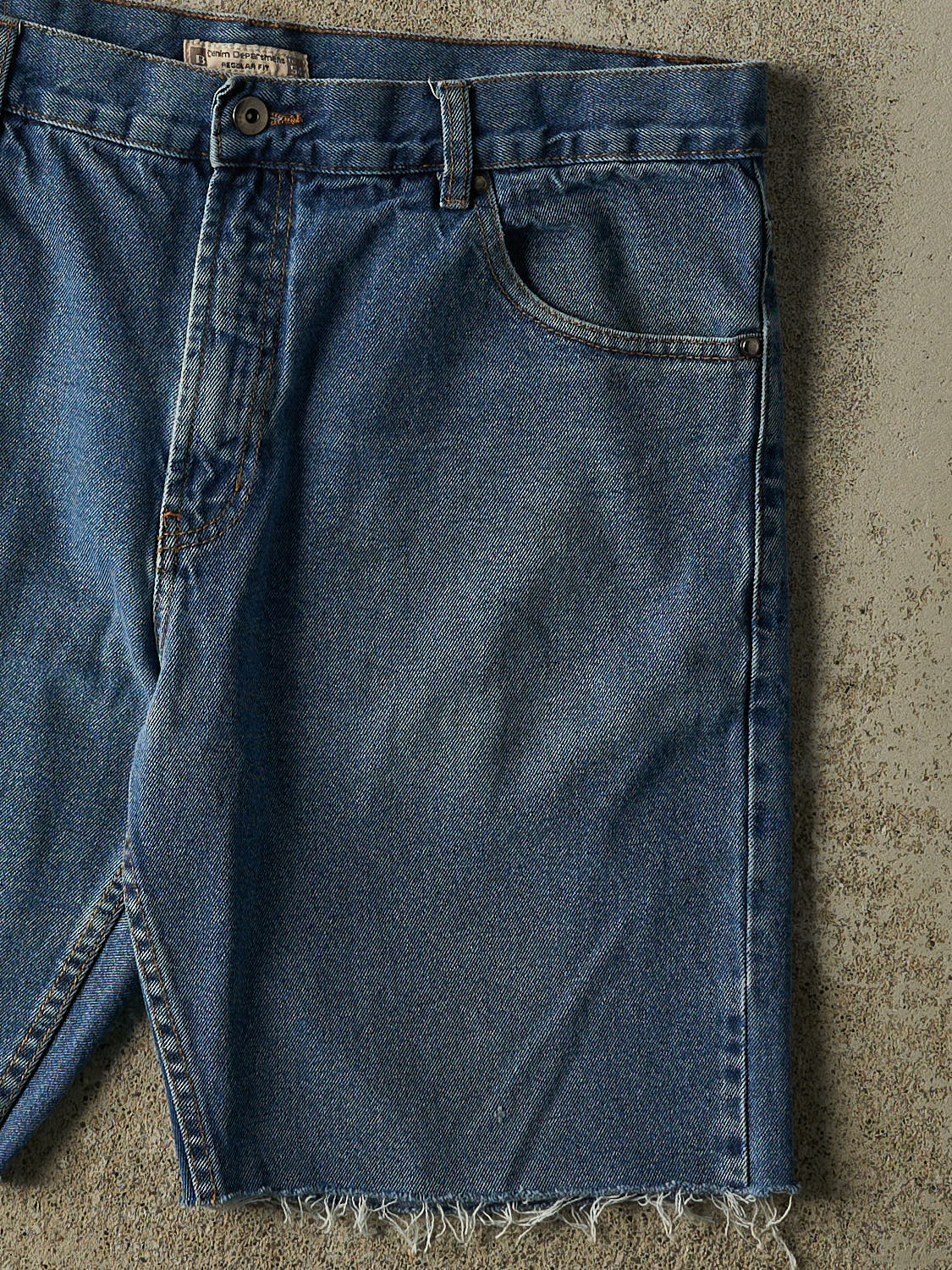 Vintage Y2K Dark Wash Levi's 559 Cut Off Jean Shorts (36x9)