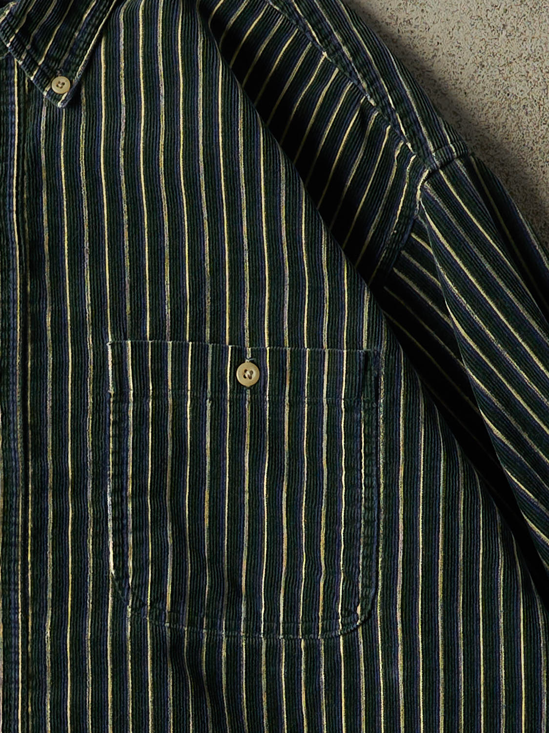 Vintage 90s Green Northwest Territories Cropped Button Up Long Sleeve (L)