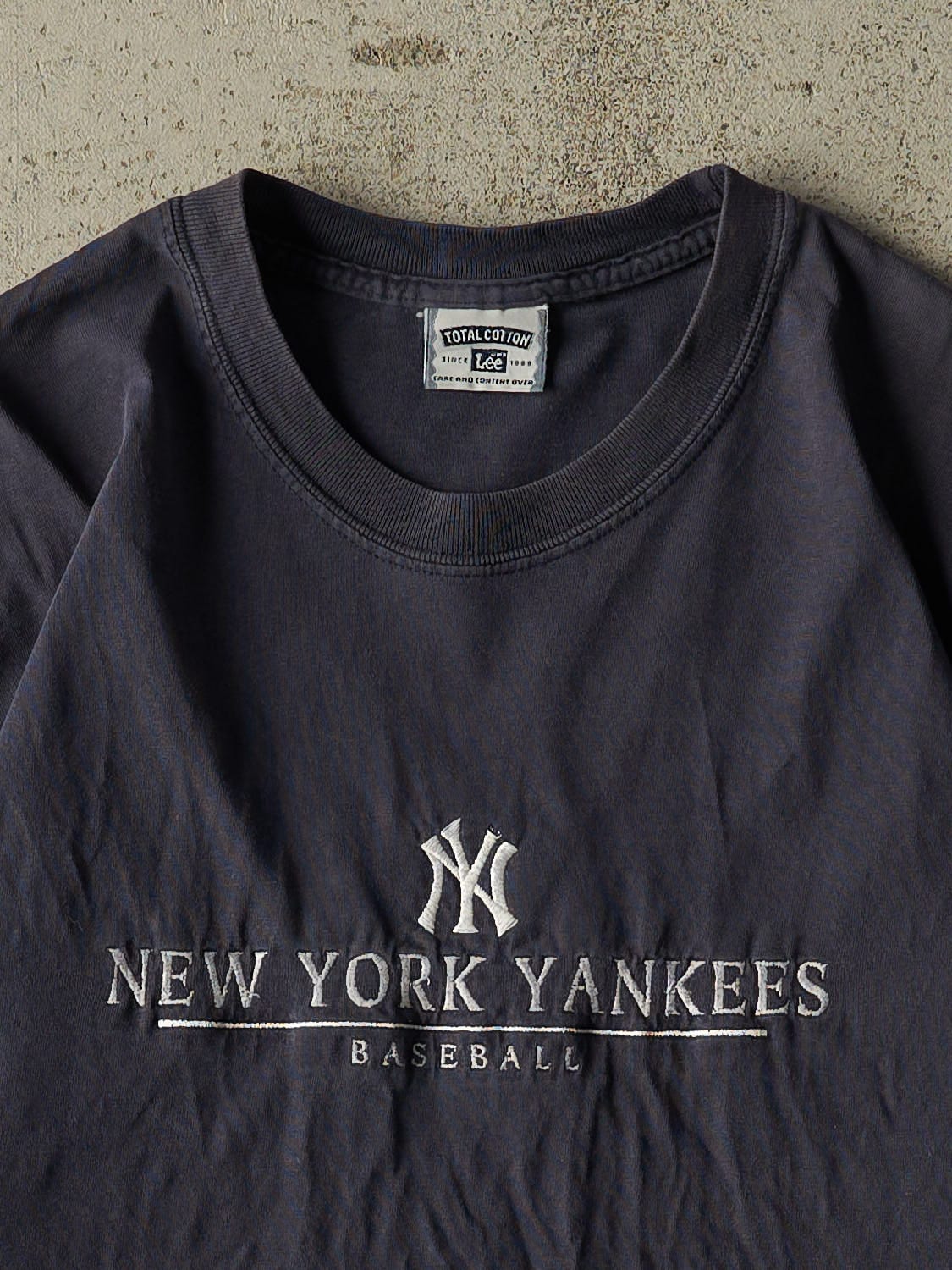 Vintage 90s Navy Blue New York Yankees Embroidered Cropped Tee (M)
