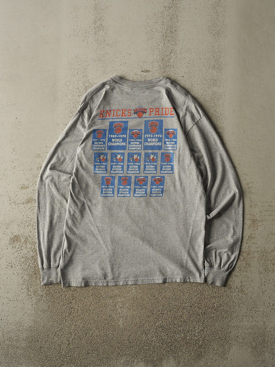 Vintage Y2K Grey New York Knicks Long Sleeve (M/L)