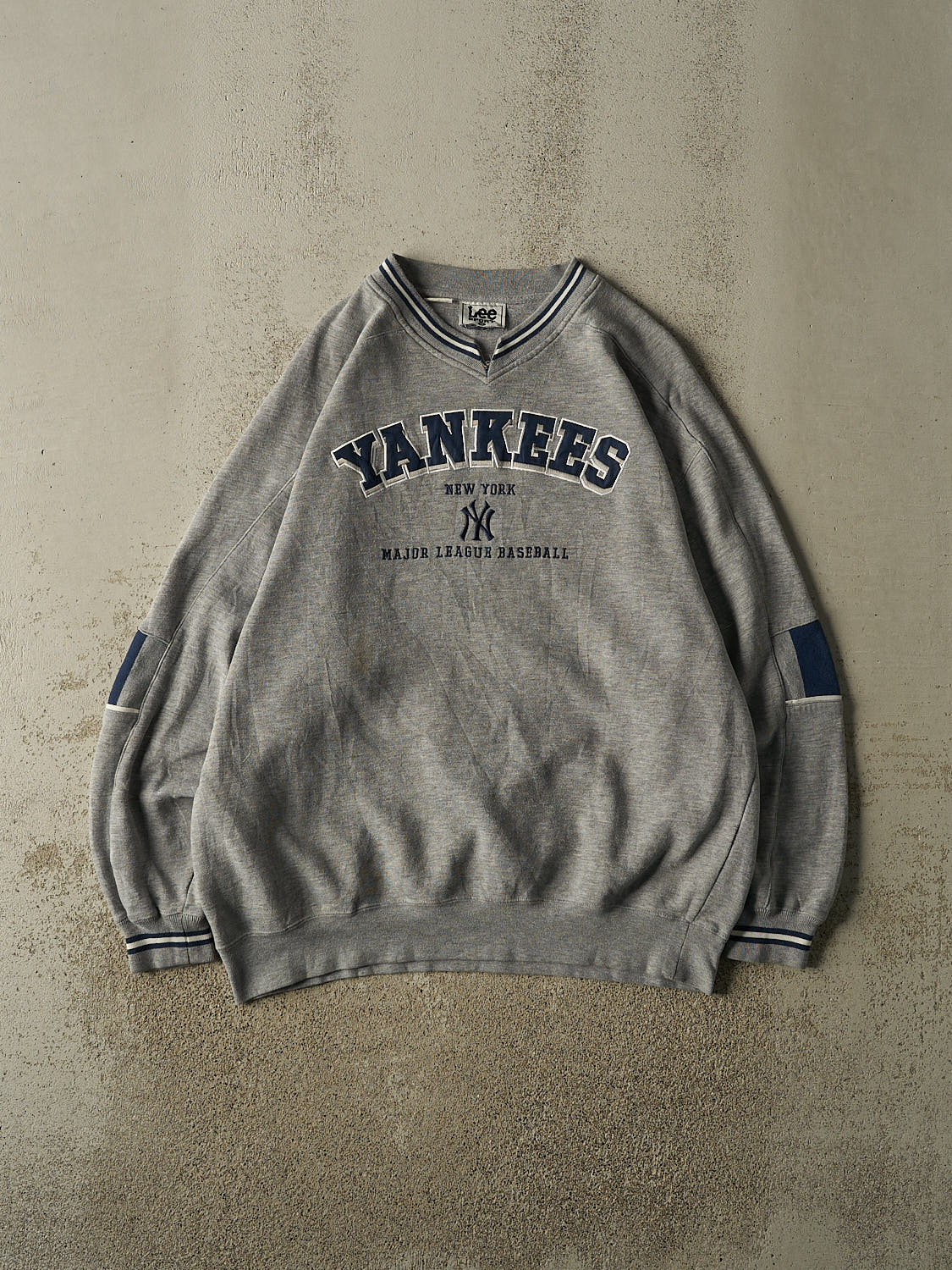 Vintage 90s Grey New York Yankees Embroidered Crewneck (XL/XXL)