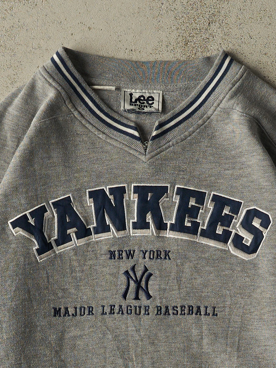 Vintage 90s Grey New York Yankees Embroidered Crewneck (XL/XXL)