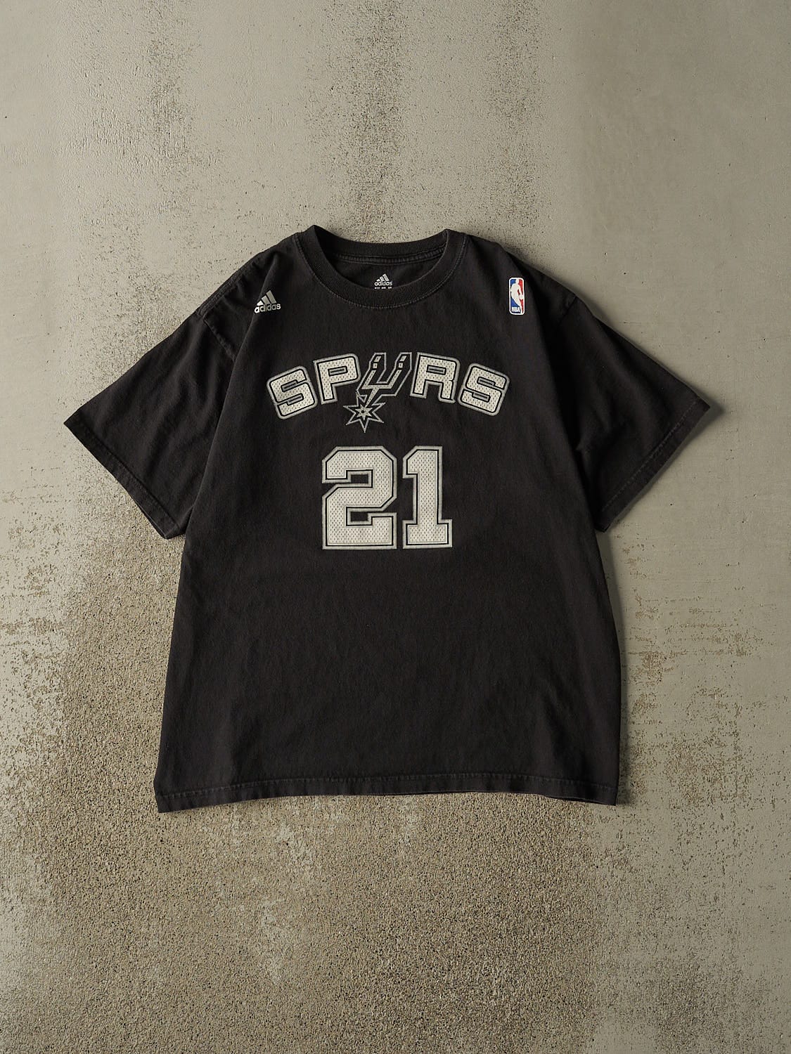 Vintage Y2K Black San Antonio Spurs #21 Tim Duncan Tee (L)