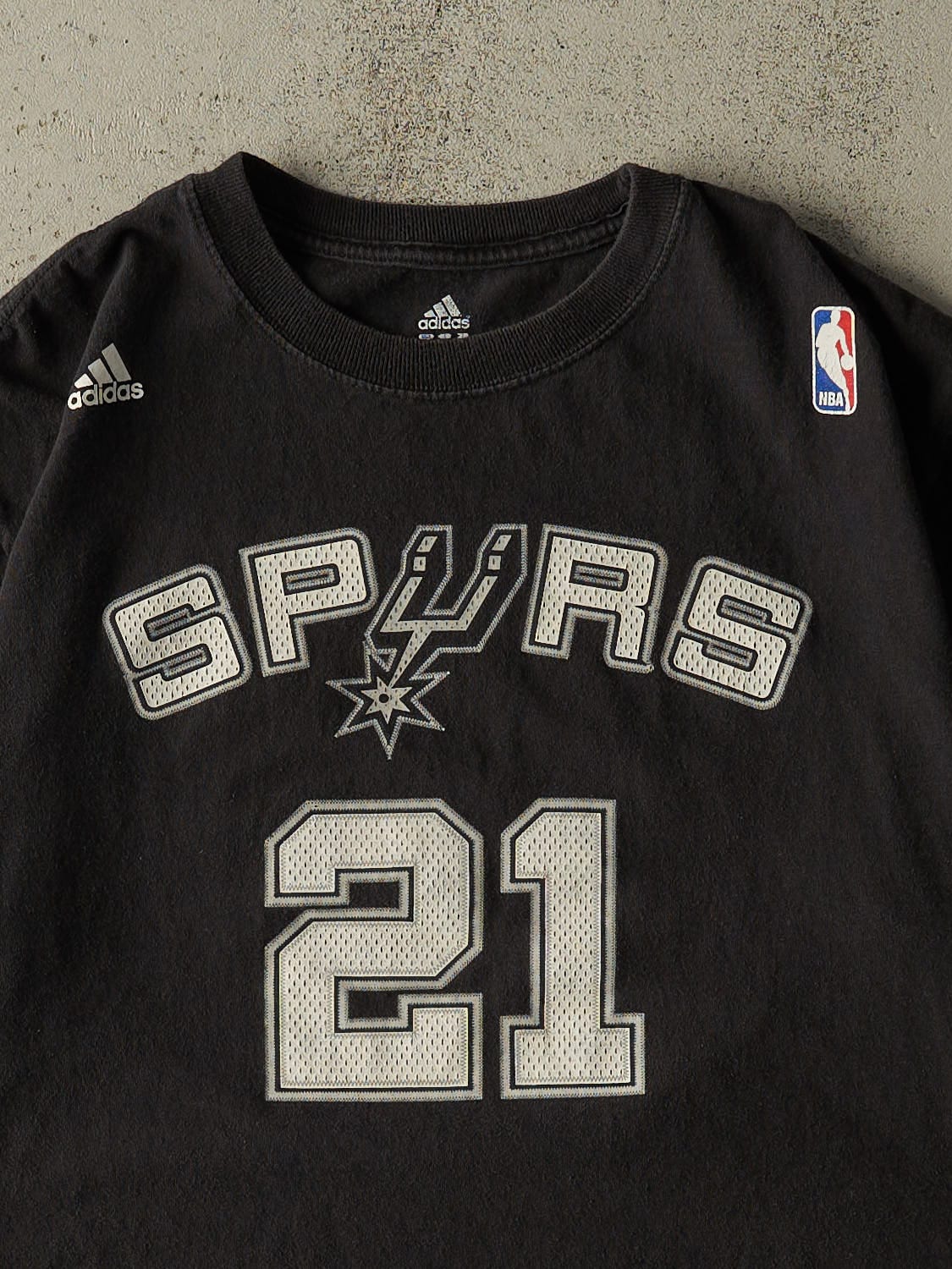 Vintage Y2K Black San Antonio Spurs #21 Tim Duncan Tee (L)