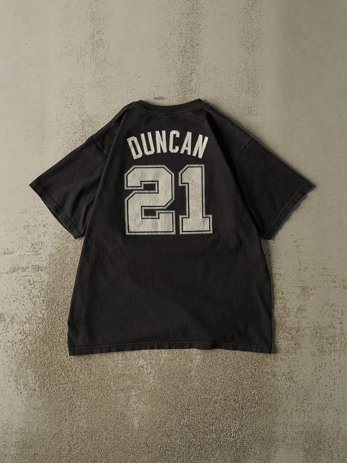 Vintage Y2K Black San Antonio Spurs #21 Tim Duncan Tee (L)