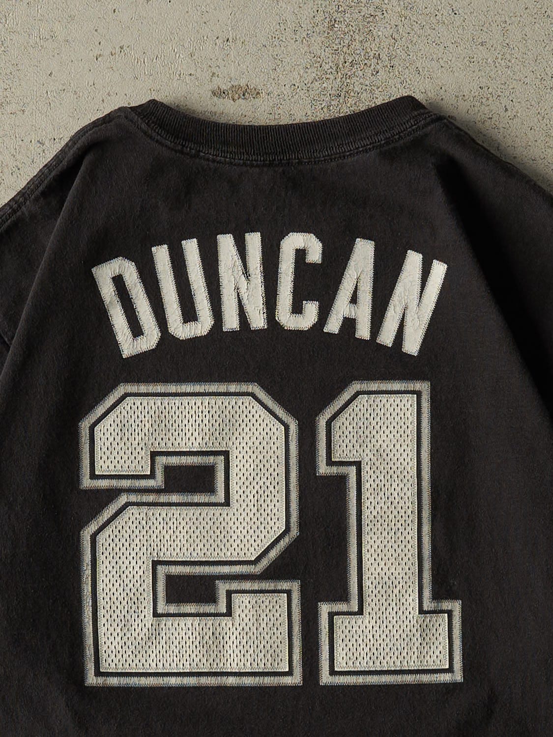 Vintage Y2K Black San Antonio Spurs #21 Tim Duncan Tee (L)