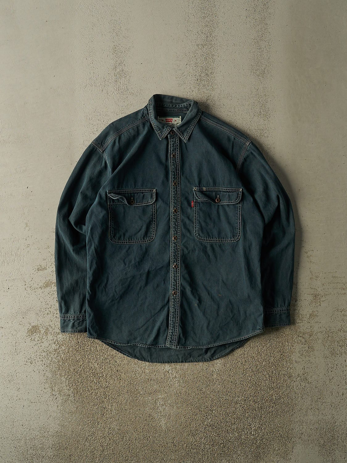 Vintage Y2K Dark Wash Levi's Denim Button Up Long Sleeve (L/XL)