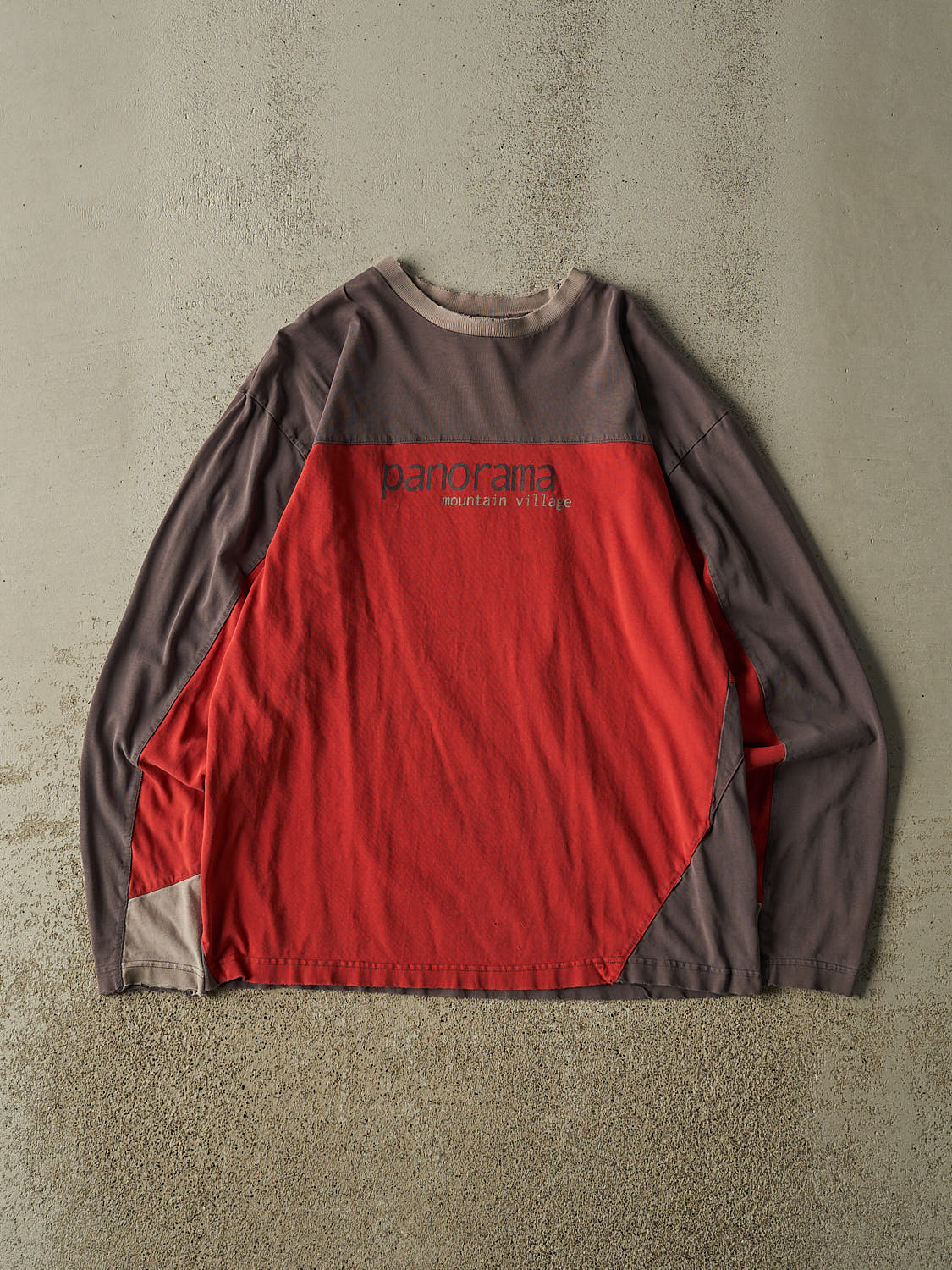 Vintage Y2K Red Panorama Mountain Village Long Sleeve (M/L)