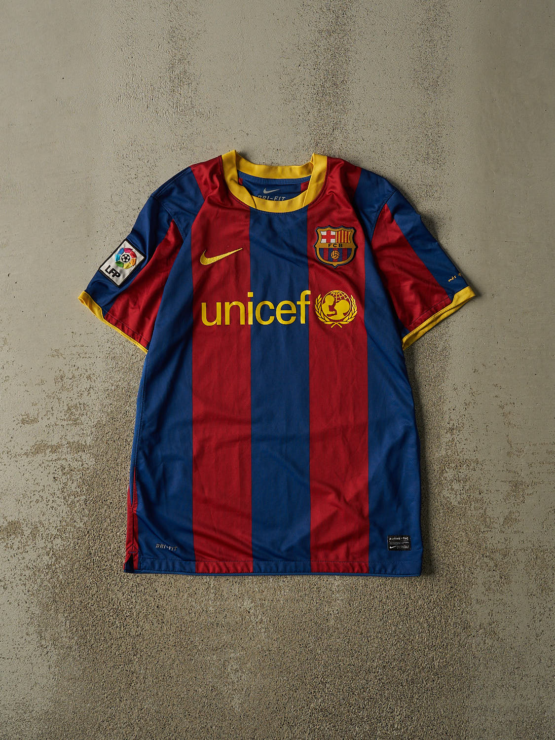 Vintage Y2K Red FC Barcelona #10 Soccer Jersey (S/M)