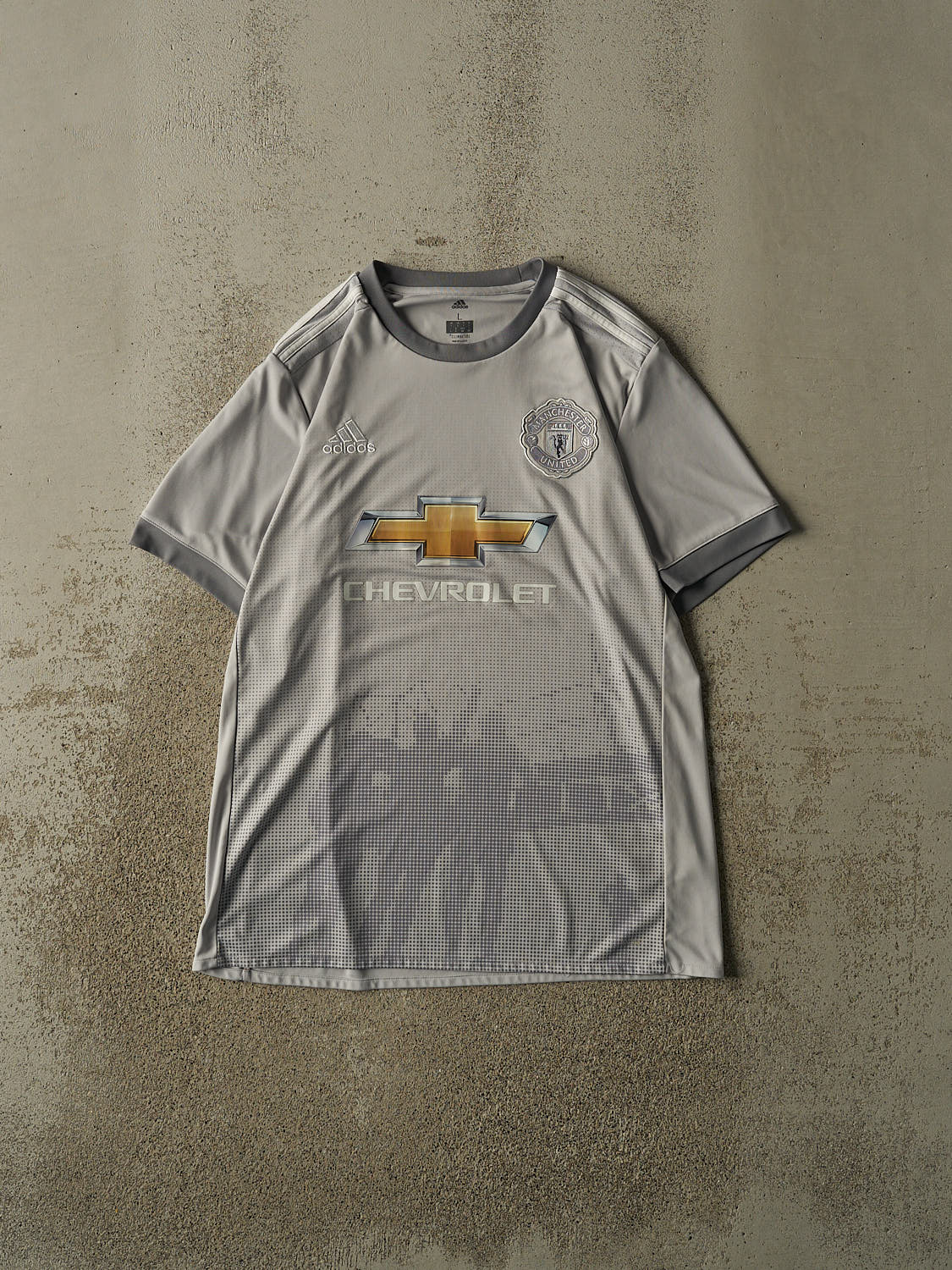 Vintage Y2K Grey Manchester United Chevrolet Soccer Jersey (L/XL)