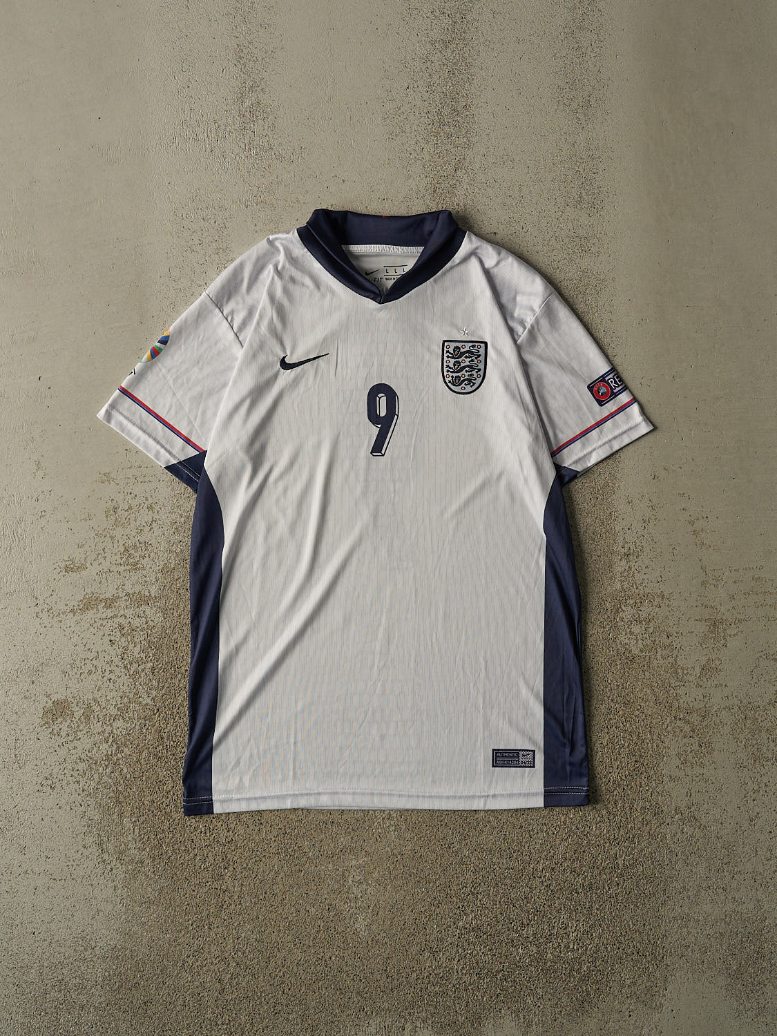 Vintage Y2K White England #9 Kane Soccer Jersey (L)