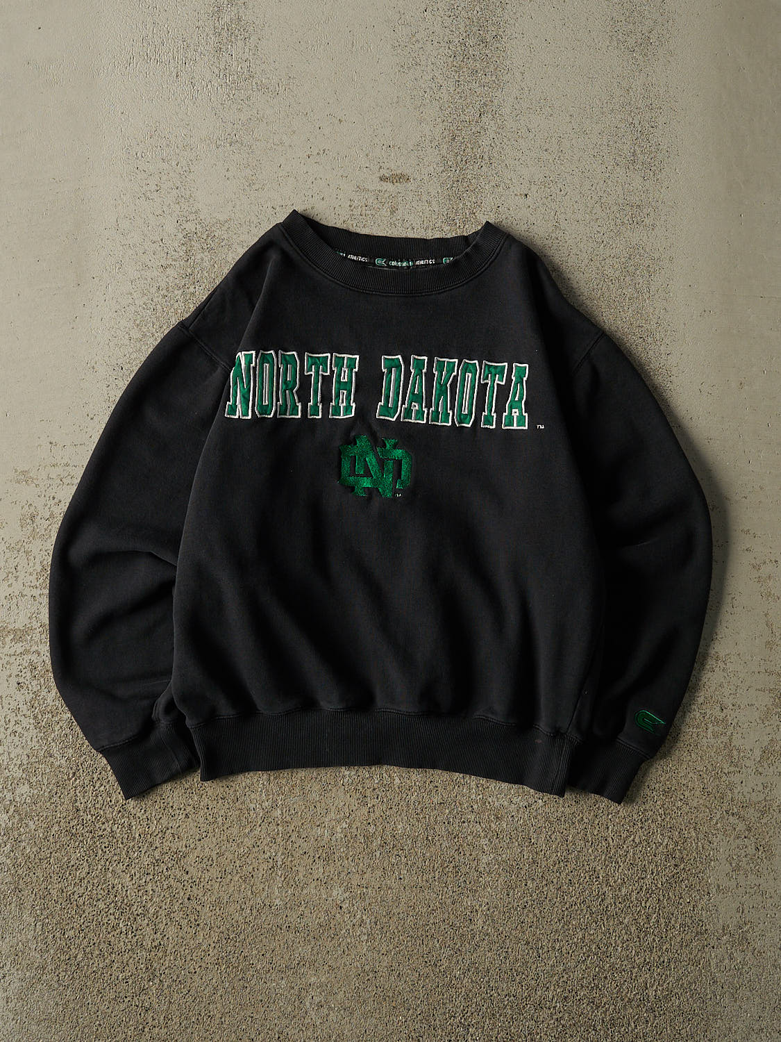 Vintage Y2K Black North Dakota University Embroidered Crewneck (XXS/XS)