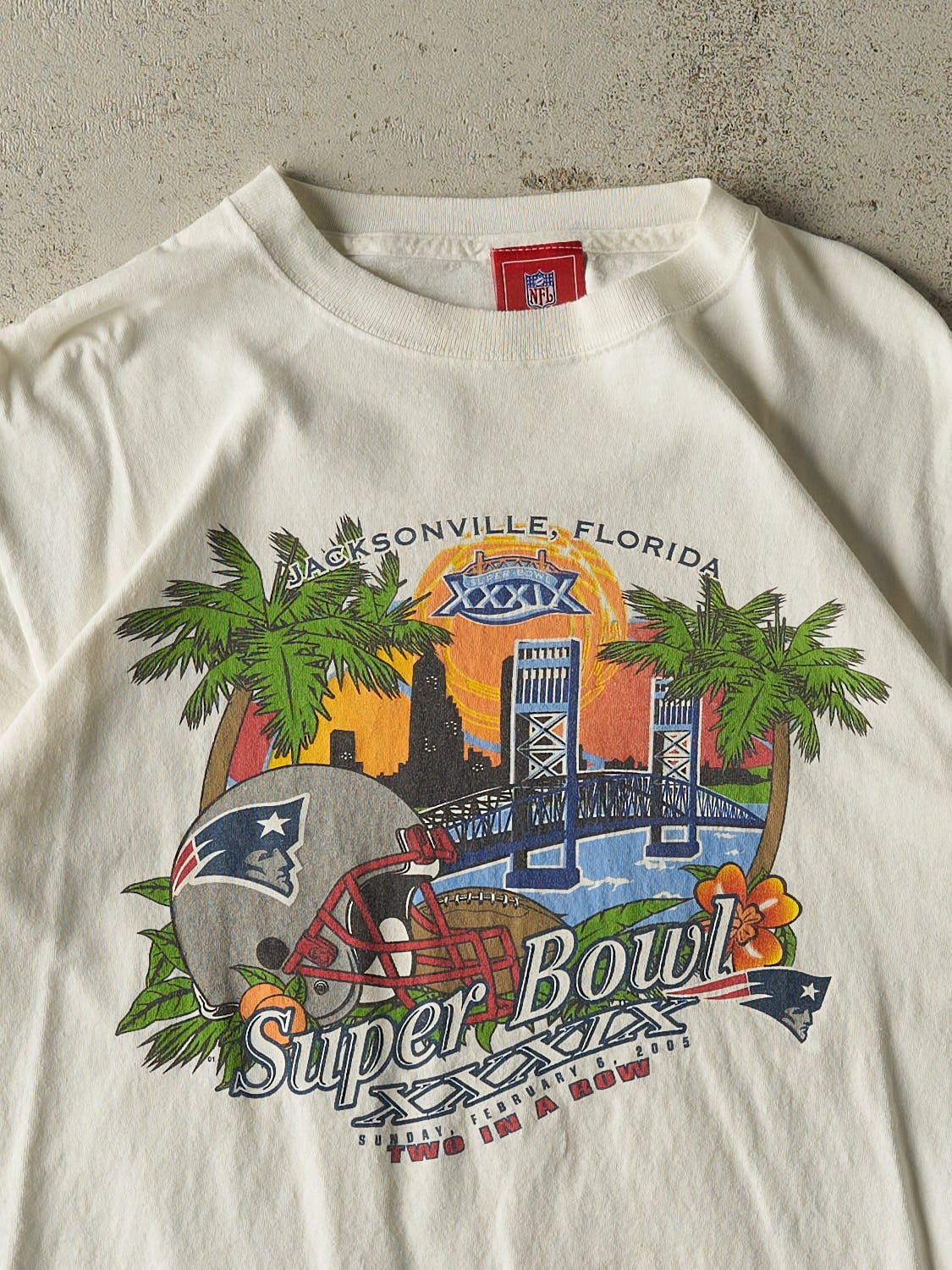 Vintage 05' White New England Patriots Super Bowl Tee (M)