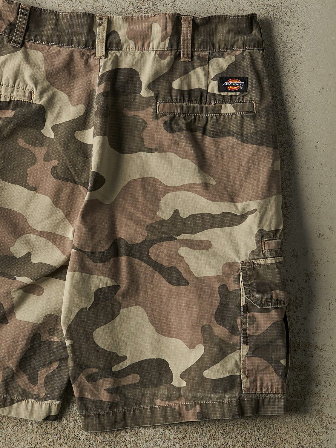 Vintage Y2K Camo Dickies Cargo Shorts (35x11)