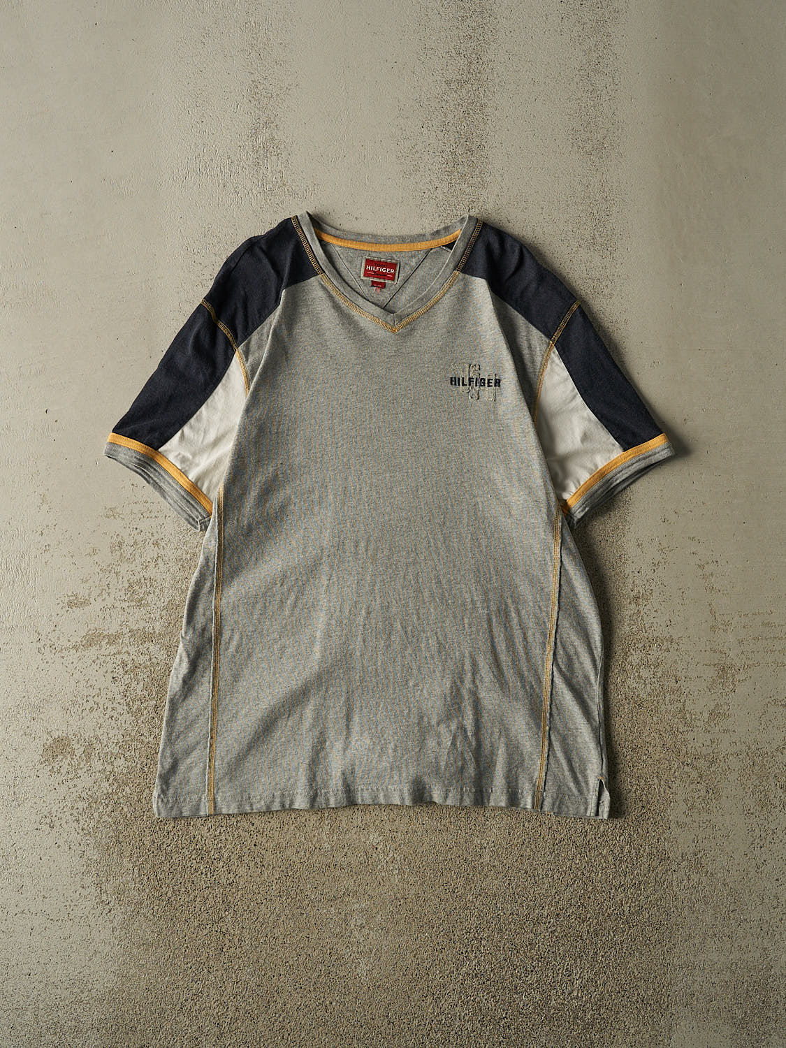 Vintage Y2K Grey Tommy Hilfiger Embroidered Tee (L/XL)