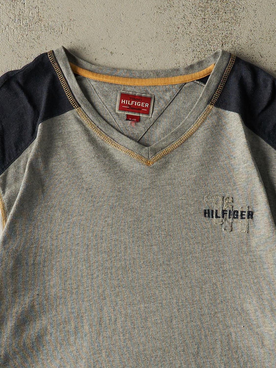 Vintage Y2K Grey Tommy Hilfiger Embroidered Tee (L/XL)