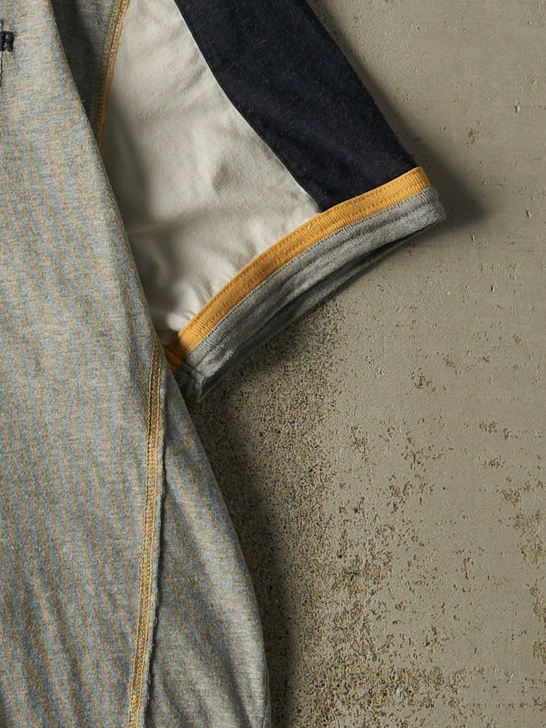 Vintage Y2K Grey Tommy Hilfiger Embroidered Tee (L/XL)