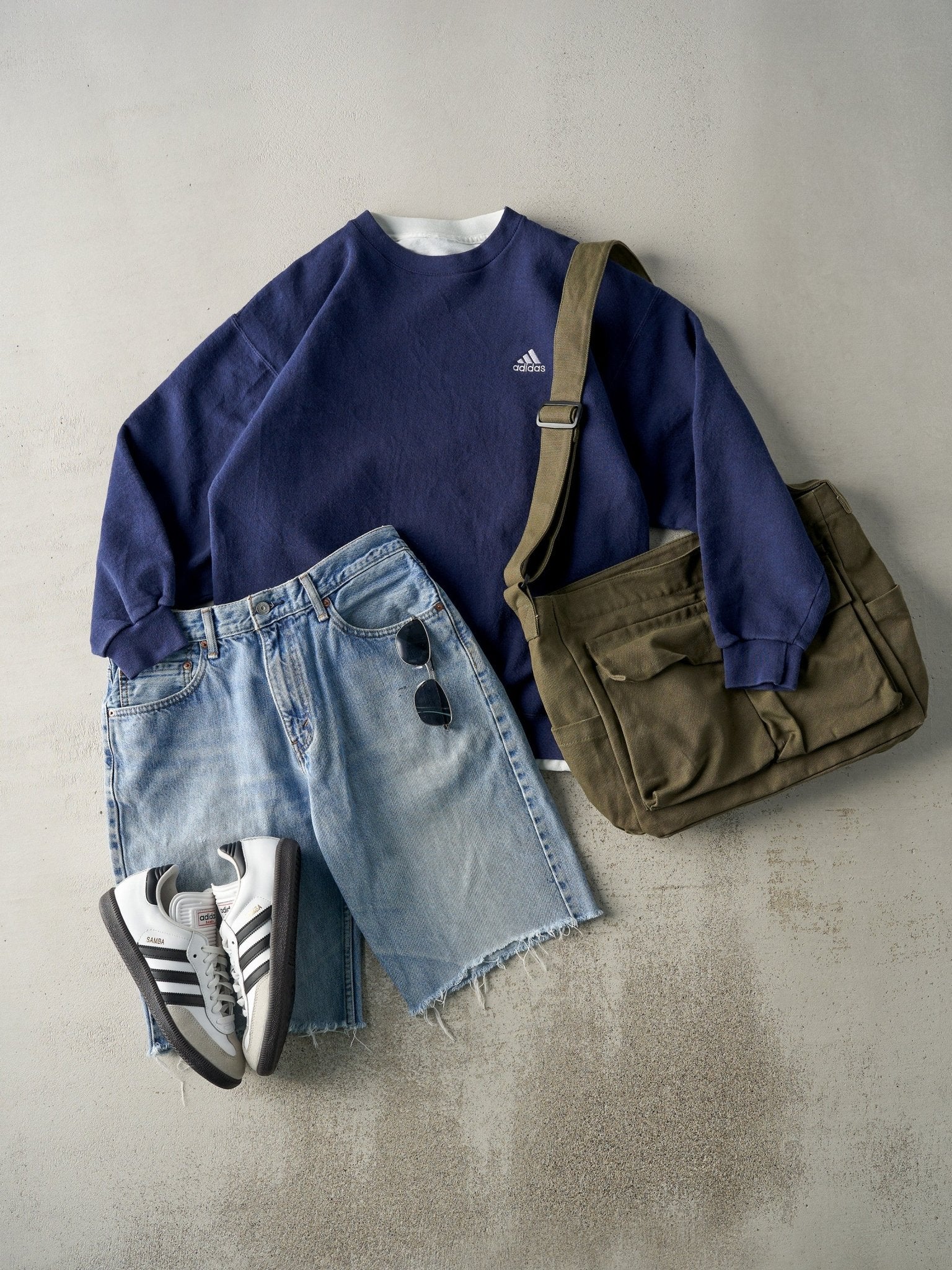 Vintage Y2K Light Wash Levi's 550 Relaxed Fit Cut Off Jean Shorts (32x11.5)
