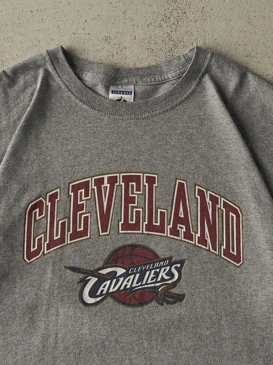 Vintage Y2K Grey Cleveland Cavaliers #23 Lebron James Tee (L)