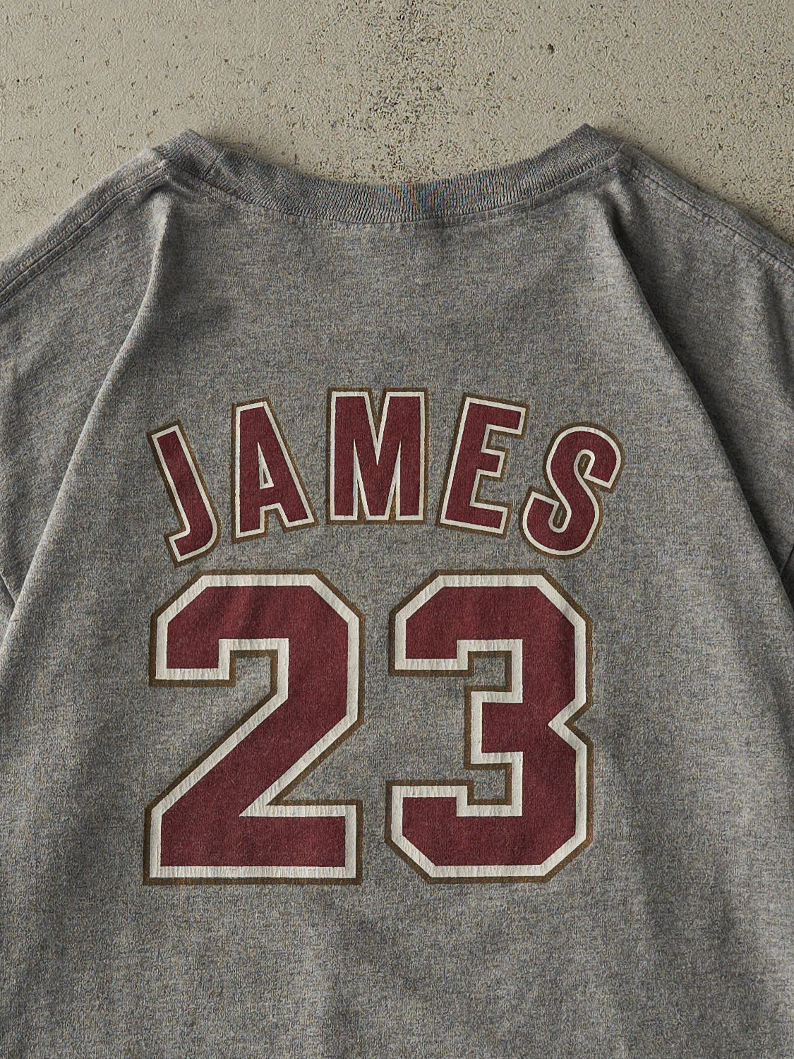 Vintage Y2K Grey Cleveland Cavaliers #23 Lebron James Tee (L)