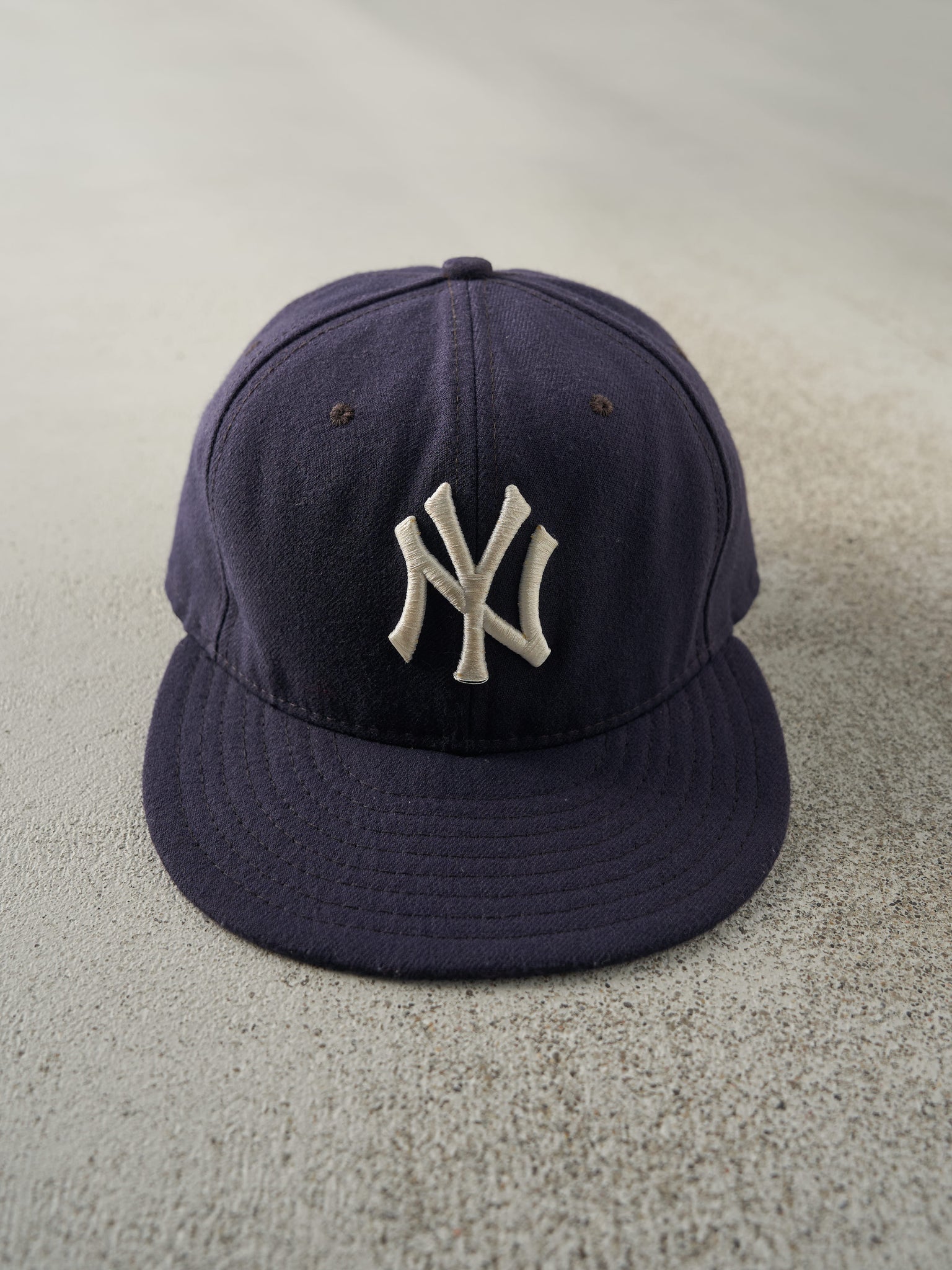 Vintage Y2K Navy Blue Embroidered New York Yankees Fitted Hat (7 1/4)