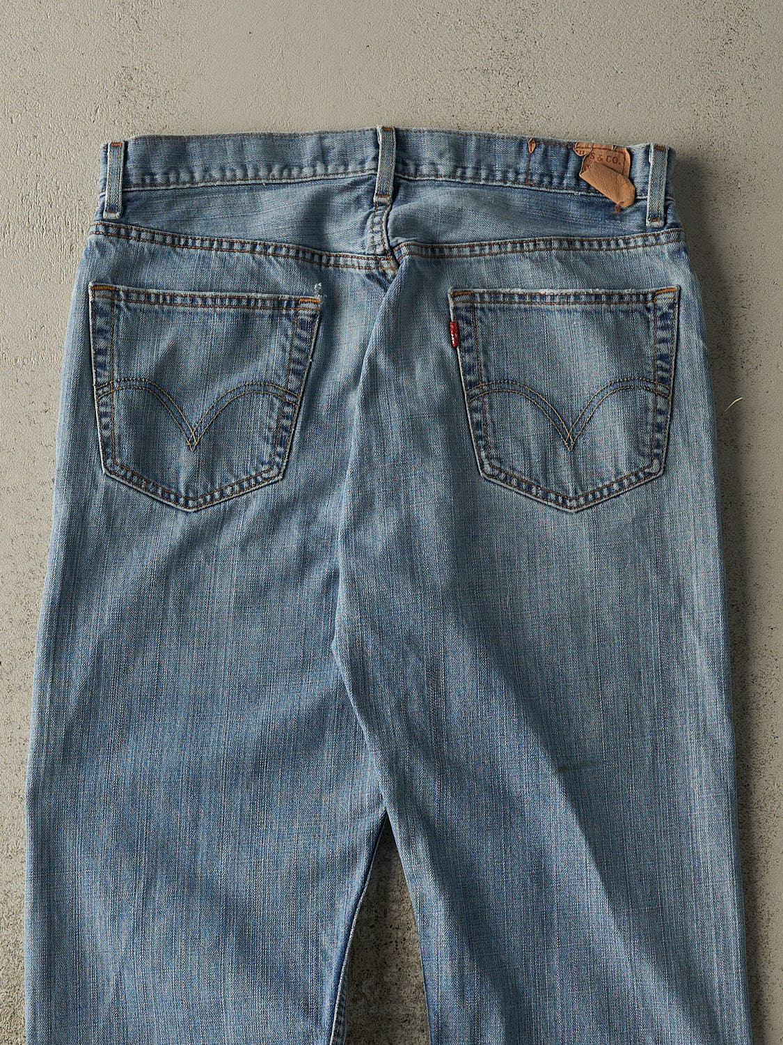 Vintage Y2K Light Wash Levi's Jeans (33.5x33.5)