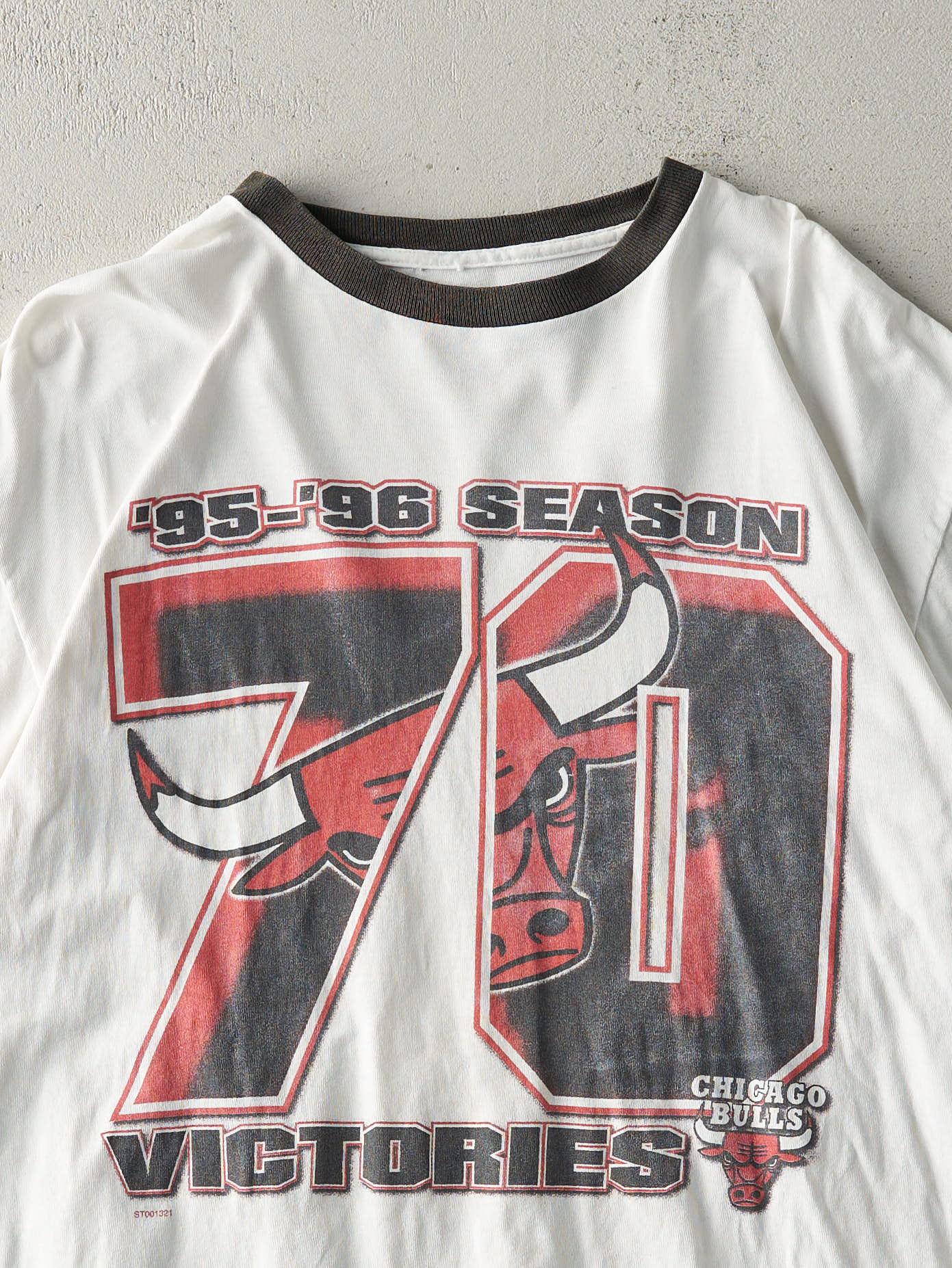 Vintage 96' White & Black Chicago Bulls Ringer Tee (M)