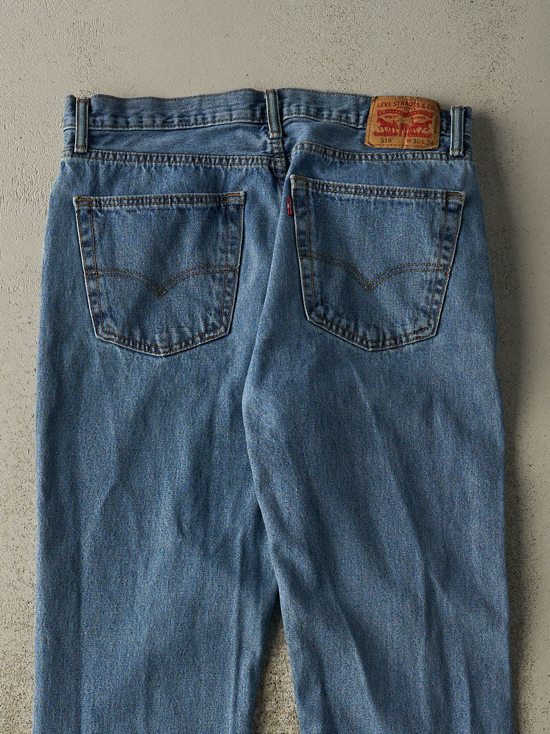 Vintage Y2K Mid Wash Levi's 516 Jeans (35.5x33)