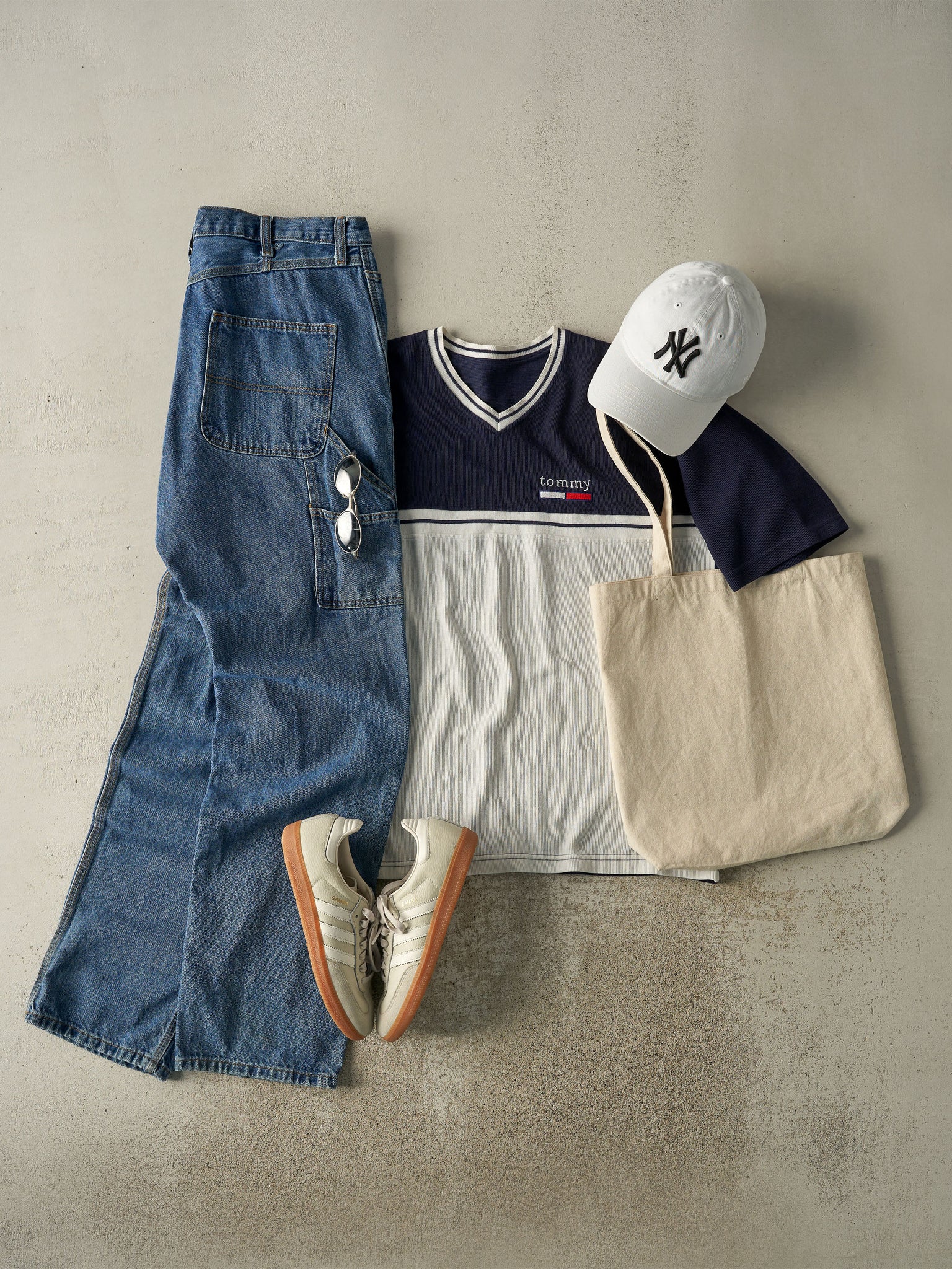 Vintage Y2K Navy Blue & White Tommy Hilfiger Embroidered Textured Tee (L/XL)