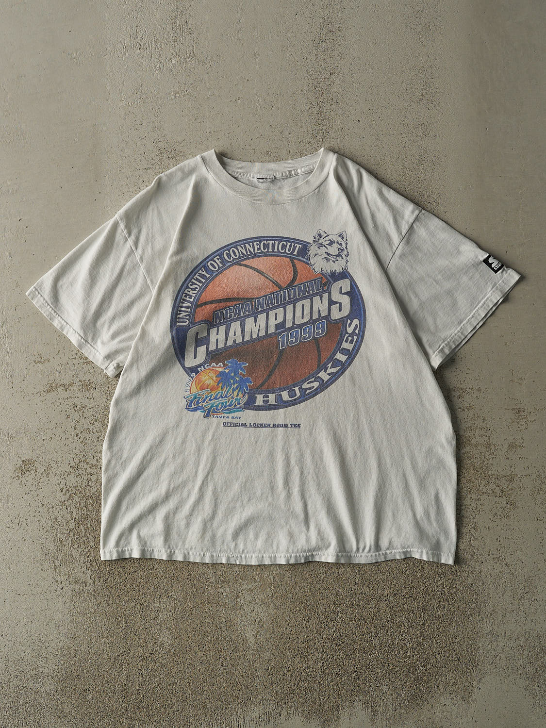 Vintage 99' White University of Connecticut Huskies NCAA Champions Tee (L/XL)