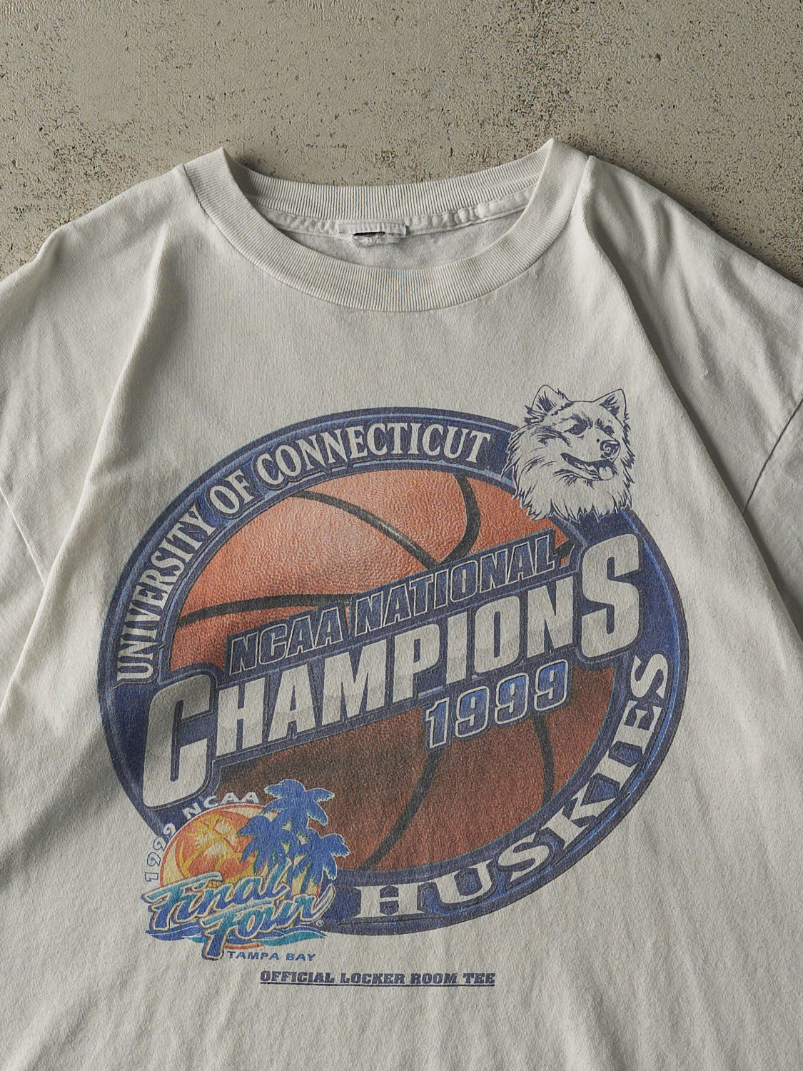 Vintage 99' White University of Connecticut Huskies NCAA Champions Tee (L/XL)