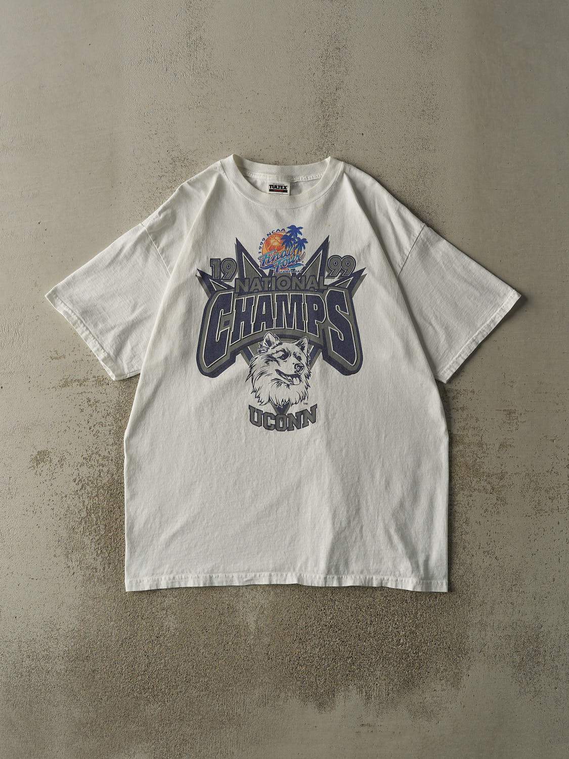 Vintage 99' White University of Connecticut Huskies National Champs Tee (XL)