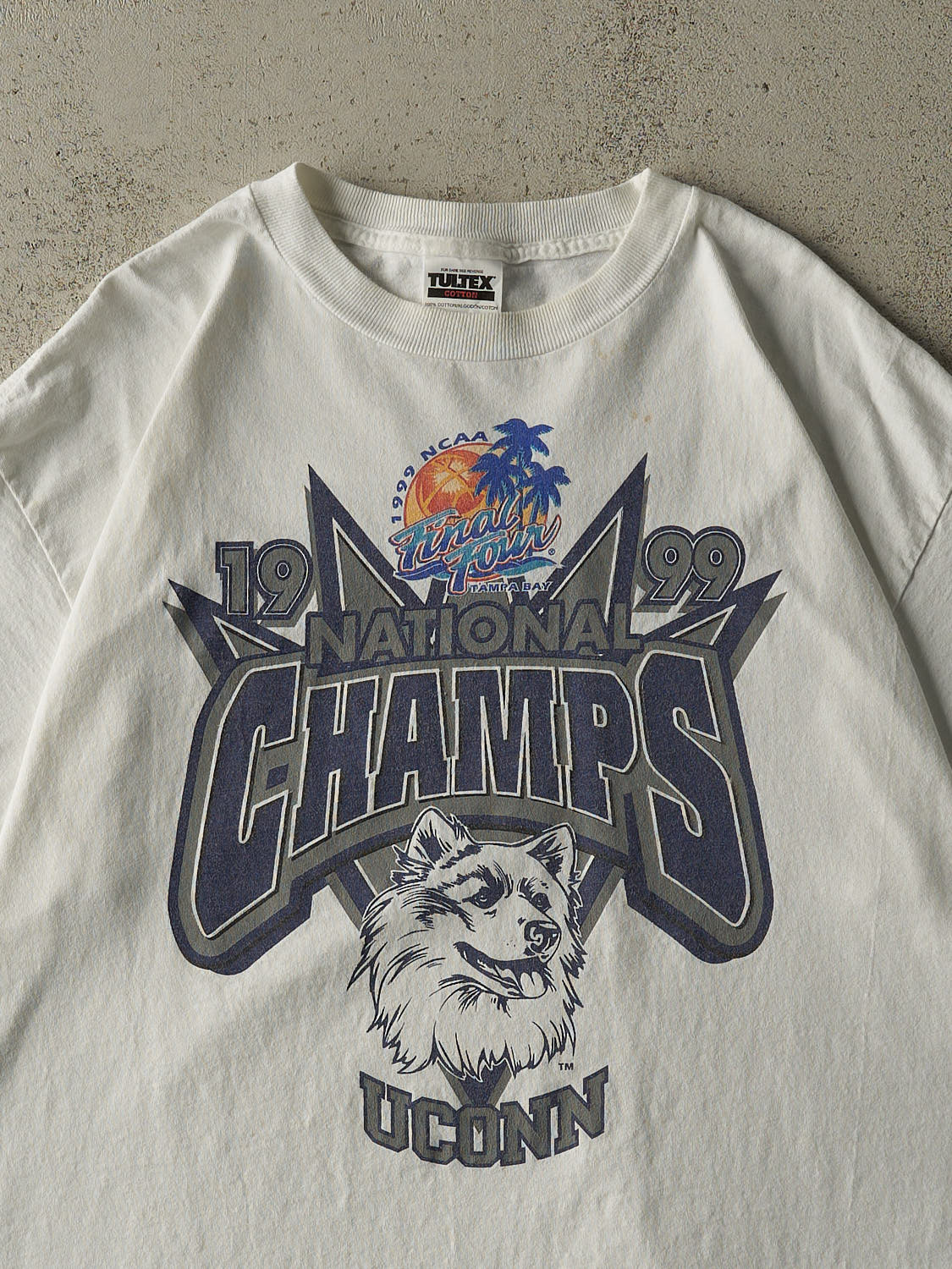 Vintage 99' White University of Connecticut Huskies National Champs Tee (XL)