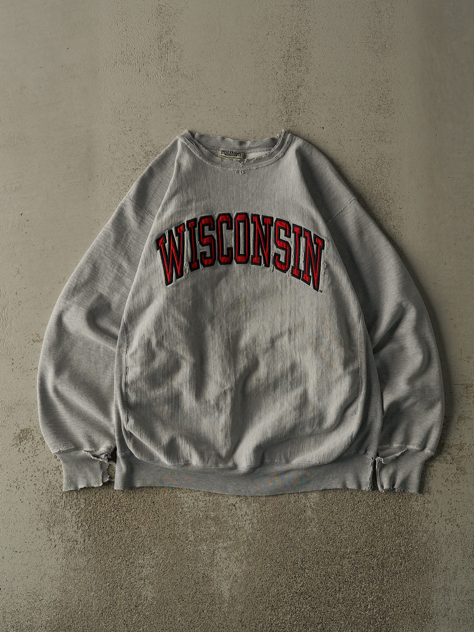 Vintage 90s Grey University of Wisconsin Embroidered Crewneck (L/XL)