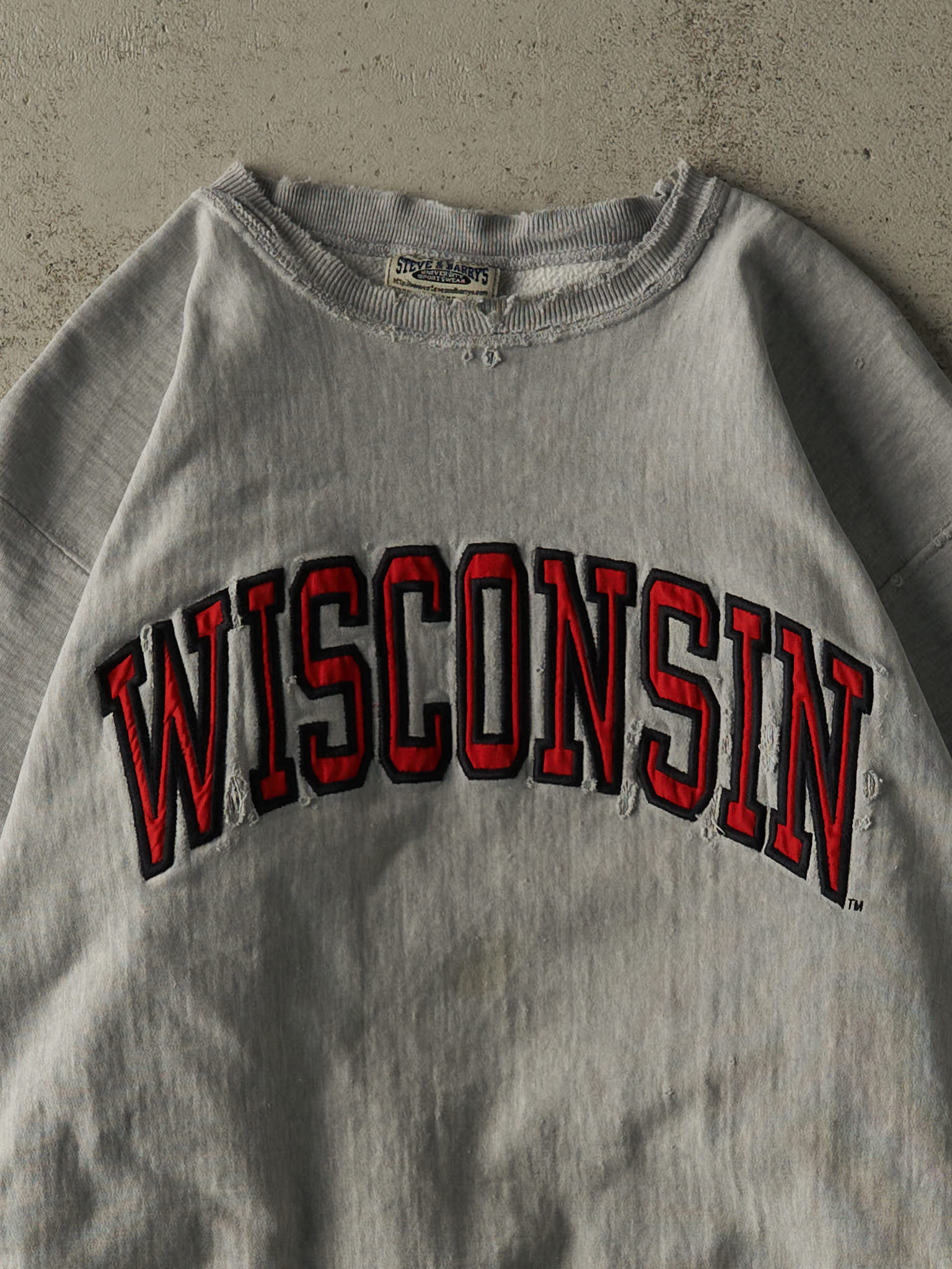 Vintage 90s Grey University of Wisconsin Embroidered Crewneck (L/XL)