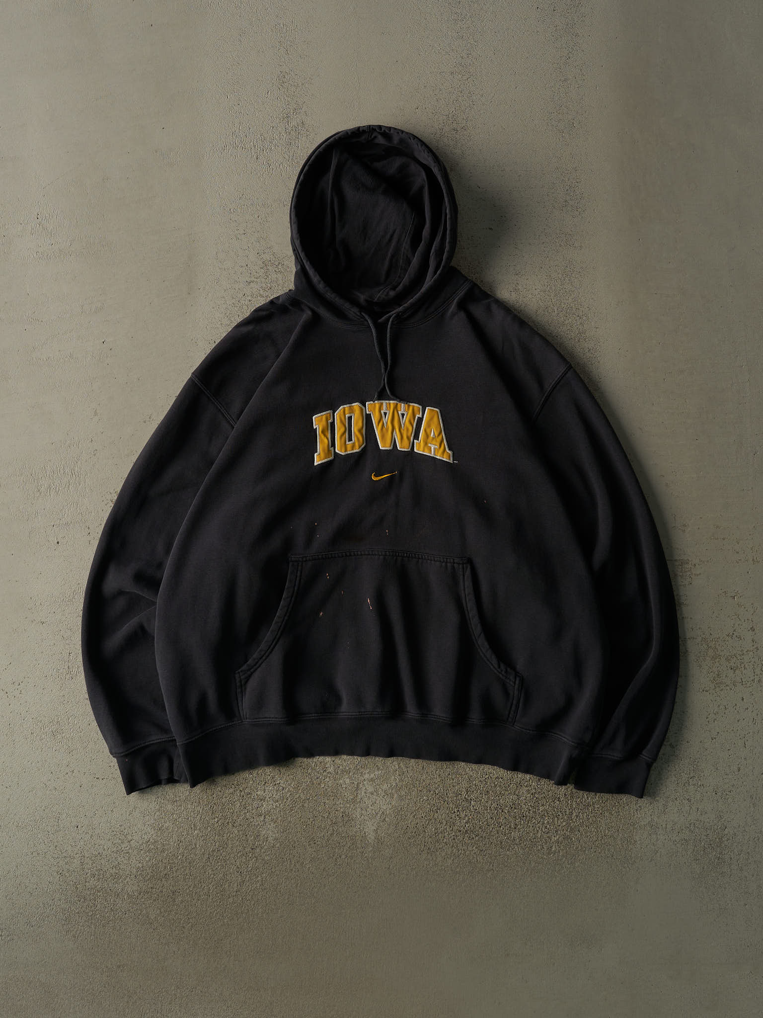 Vintage Y2K Black University of Iowa Hawkeyes Nike Embroidered Middle Swoosh Hoodie (XXL/XXXL)