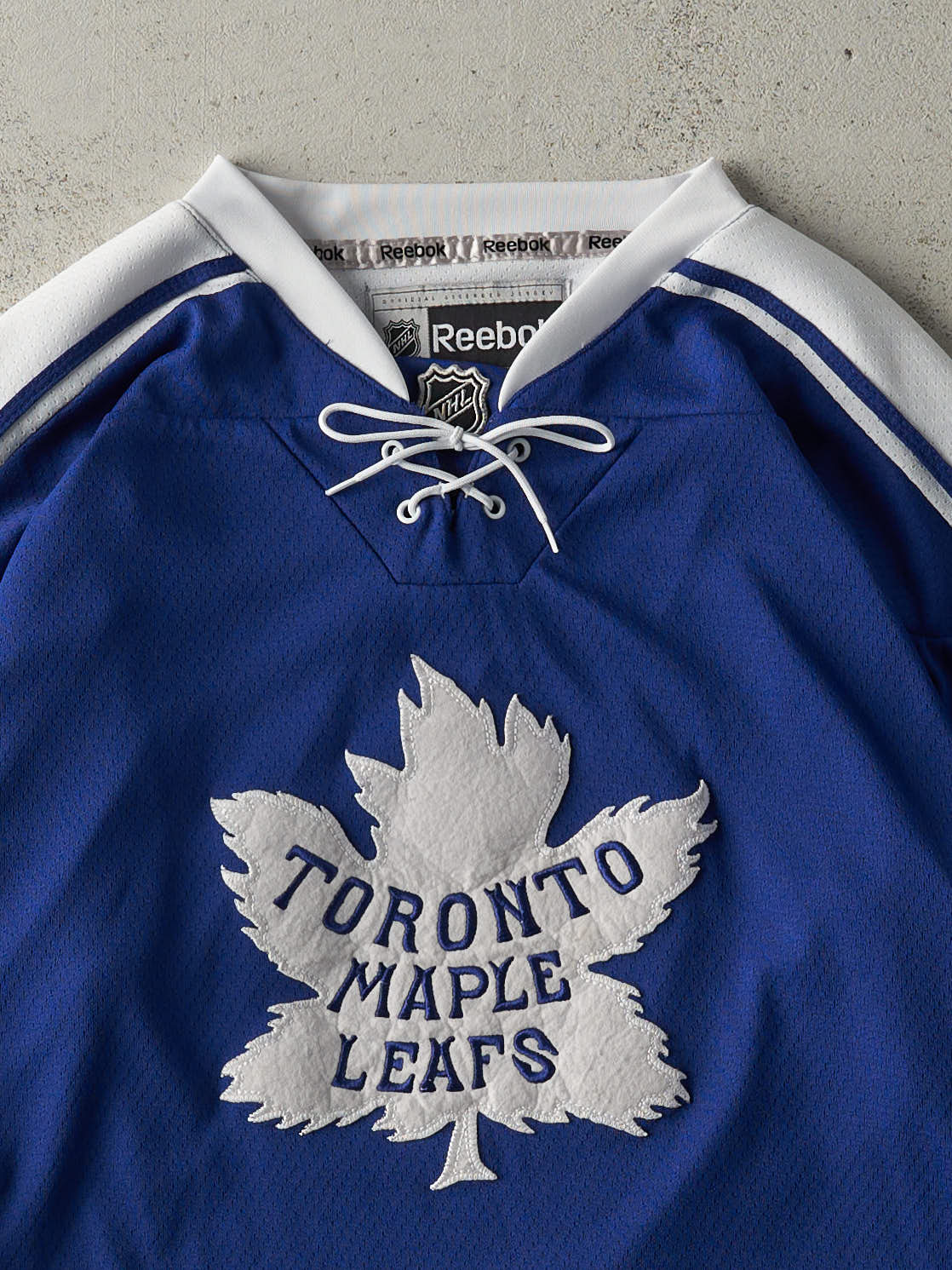 Vintage Y2K Blue Toronto Maple Leafs Throwback Logo Jersey (M)