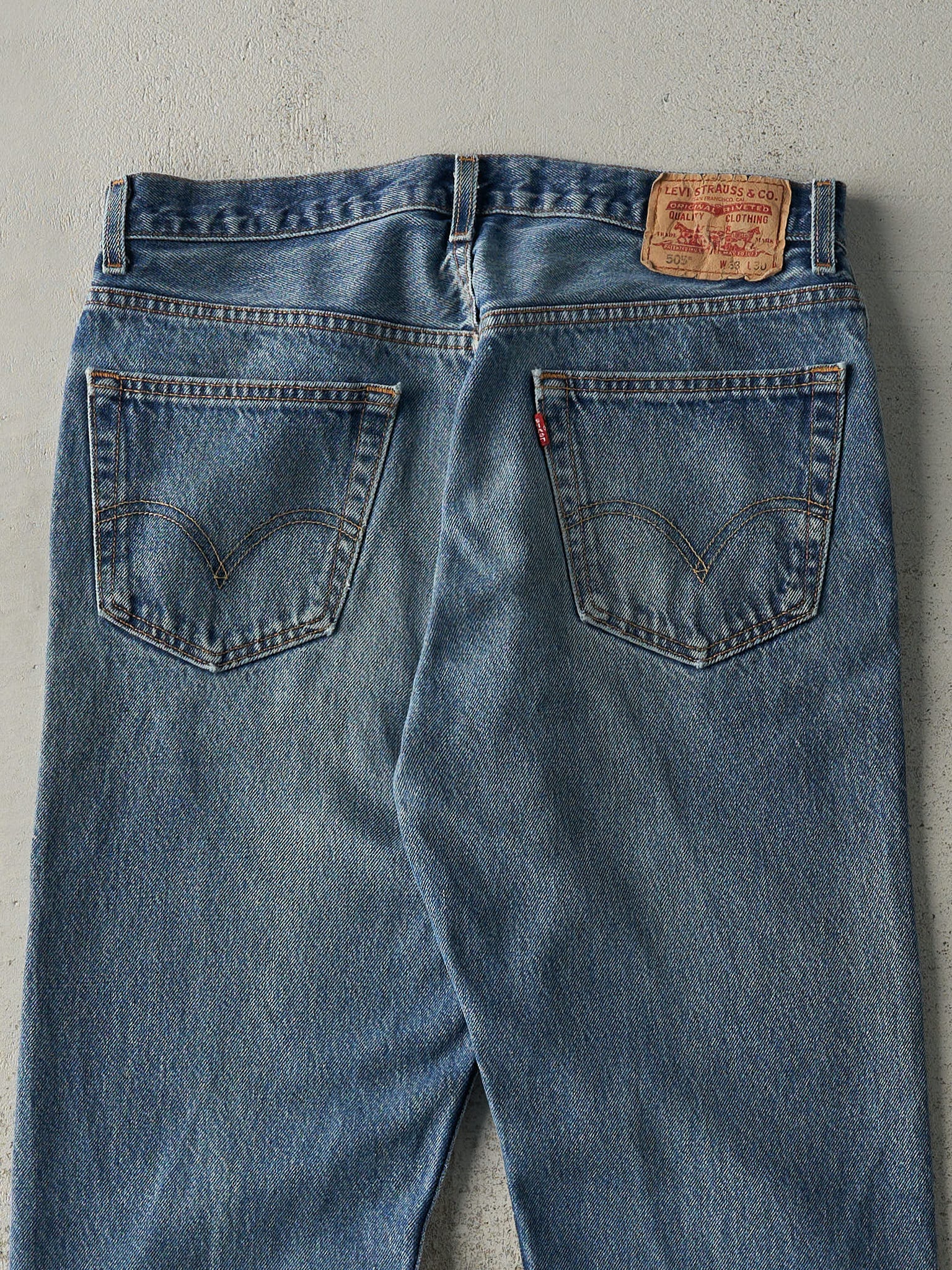 Vintage Y2K Mid Wash Levi's 505 Jeans (33.5x30.5)