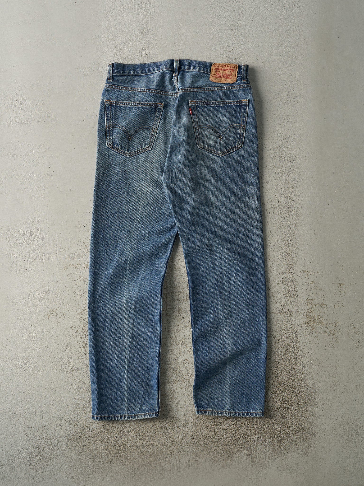 Vintage Y2K Mid Wash Levi's 505 Jeans (33.5x30.5)