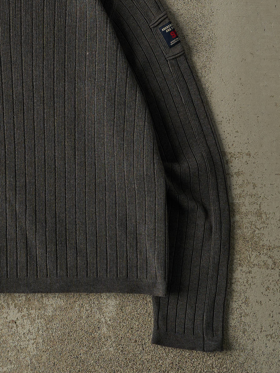 Vintage Y2K Charcoal Grey Abercrombie & Fitch Knit Pullover (M)
