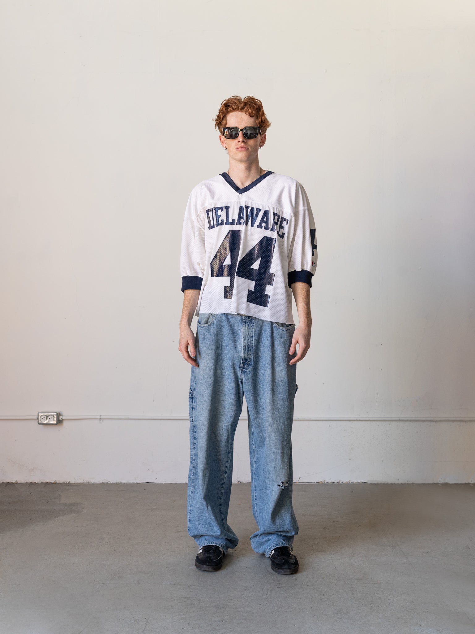 Vintage 90s White & Navy Delaware Cropped Jersey (M)